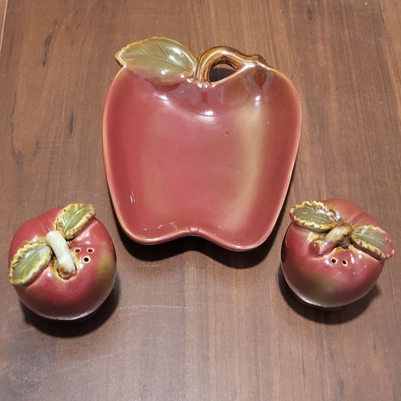 Vintage Salt and Pepper Shakers On Apple Tray - Picture 7 of 15